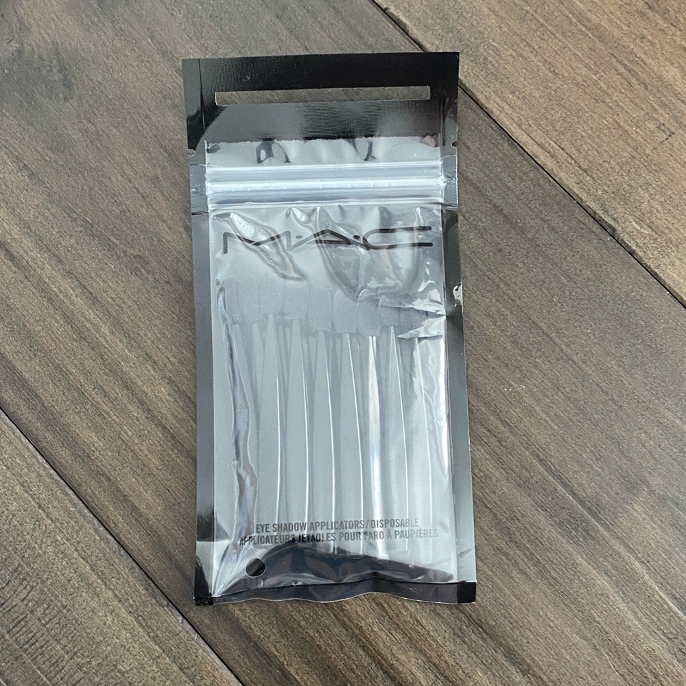 M·A·C Eye Shadow Applicator